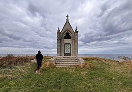 Un joven contempla el Panteón del Inglés, en el recorrido de Costa Quebrada que arranca en Cueto.