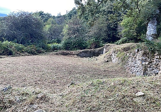 Restos del antiguo corral de lobos de Lombraña, en Polaciones.