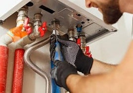 El fontanero de Santander que te cobra 2.000 euros por instalarte una caldera y luego, ni instalación ni caldera