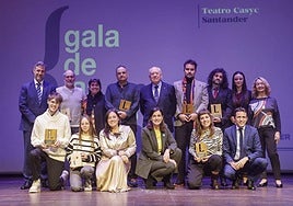 Los premiados, junto a las autoridades y los encargados de entregar los galardones, en una foto de familia.