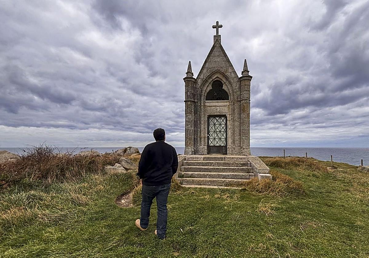 Un joven pasea por las inmediaciones del Panteón del Inglés, localizado en Cueto.