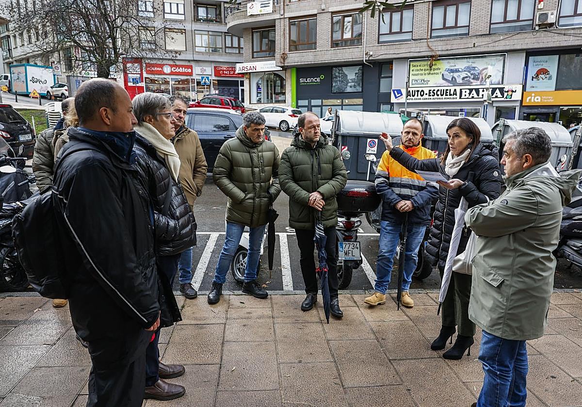 Gema Igual, el concejal Agustín Navarro y técnicos explican el proyecto a los vecinos de la zona.