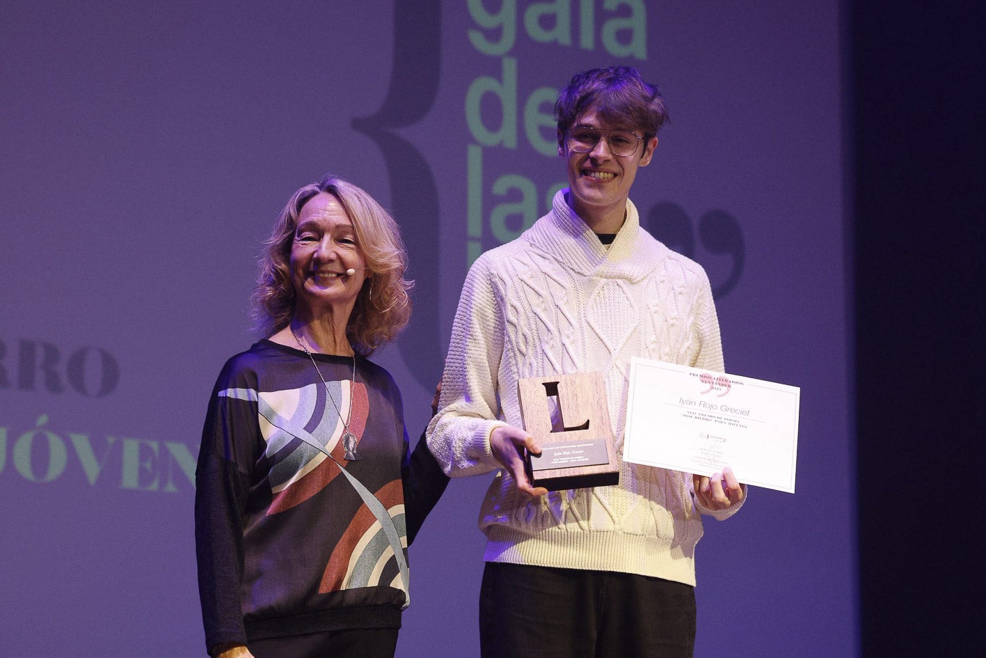 Miriam Hierro entrega el premio de poesía José Hierro a Iyán Rojo.