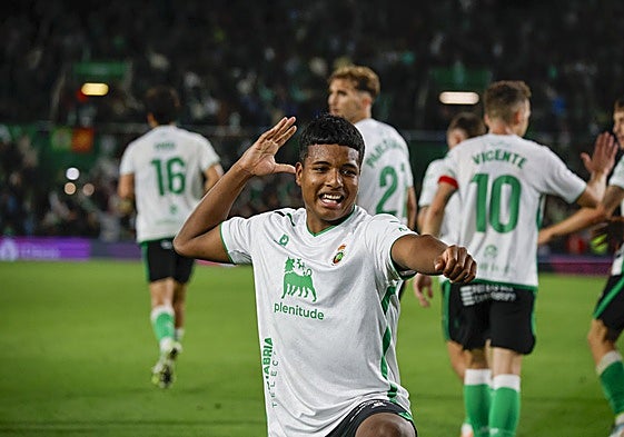 Jeremy Arévalo celebra uno de sus tantos con el Racing esta temporada.