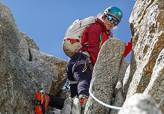 Marina Fernández, guiando en la arista Lachenal, en Chamonix.