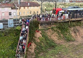 Multitud de usuarios abandonan el tren de la línea C-2 tras un fallo técnico.