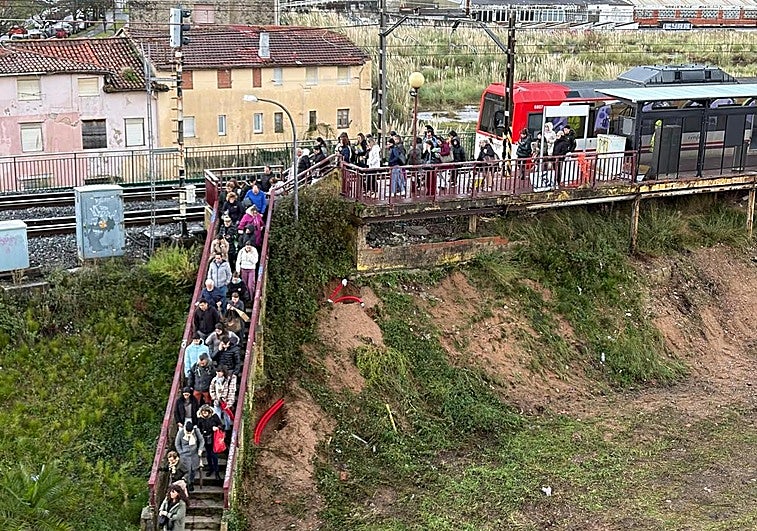 Multitud de usuarios abandonan el tren de la línea C-2 tras un fallo técnico.