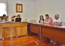 El alcalde a la izquierda y Verónica Mantecón en el centro, con dos concejales de su grupo.