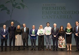 Foto de familia: de izquierda a derecha, Alberto Santamaría, Javier López Estrada, Isabel Muñoz, Luis Revenga, José Saiz, Natalia Alciturri, Diego Rosich, Eduardo Arasti, Begoña Gómez del Río, Paula Martínez e Ignacio Pérez.