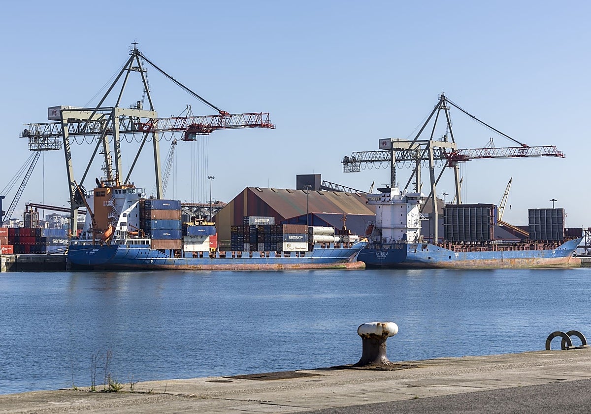 Grúas cargan mercancía en el Puerto de Santander.