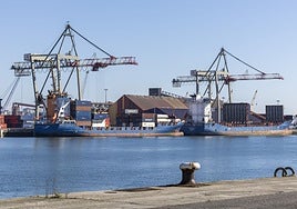 Grúas cargan mercancía en el Puerto de Santander.