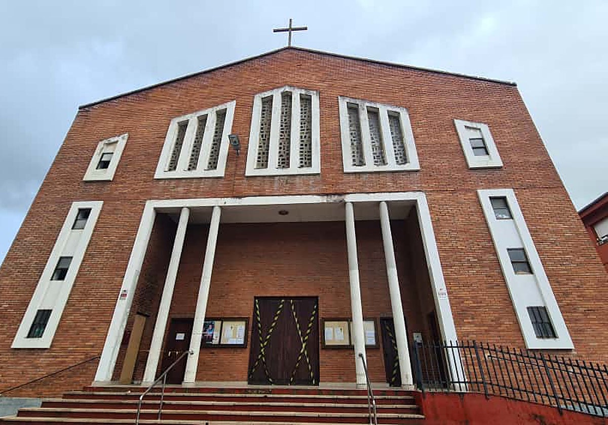 Parroquia de Nuestra Sra. de Covadonga, con las puertas precintadas debido al mal estado del templo.