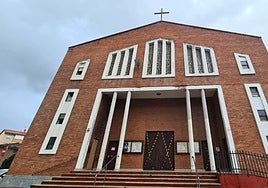 Parroquia de Nuestra Sra. de Covadonga, con las puertas precintadas debido al mal estado del templo.