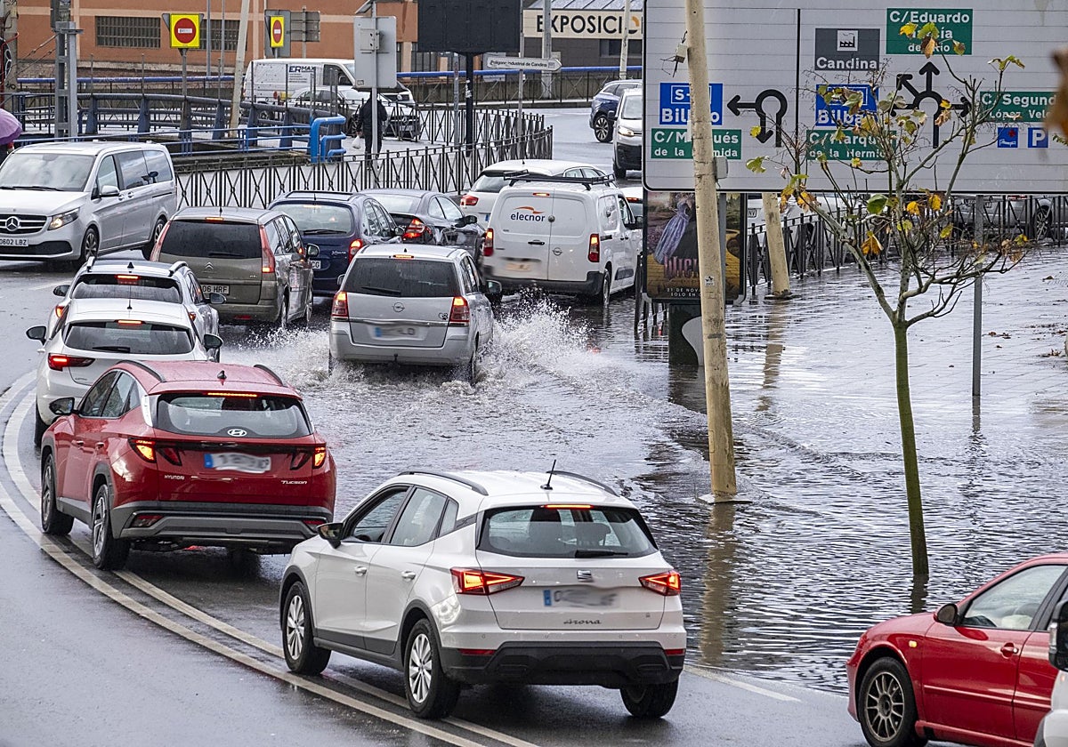Así se encontraba el entorno de Valdecilla Sur durante la mañana de este jueves.