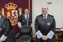 Jesús Artega y al fondo García Ortíz el día de la toma de posesión del fiscal de Cantabria
