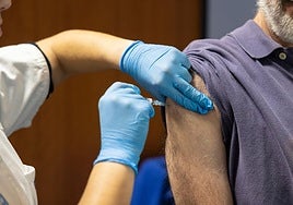 La gripe eleva los ingresos y los hospitales de Cantabria se preparan para «unas semanas complicadas»