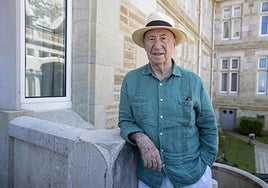 Jose Maria Pérez, Peridis, posa en el Palacio de la Magdale.