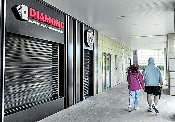 El salón de juegos de Peñacastillo, en la calle Hermanos Calderón 28, ya con el cartel colocado.