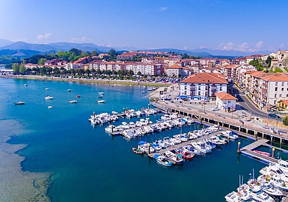 Actual puerto deportivo de San Vicente y a la izquierda el paseo donde se proyectaba la nueva instalación.