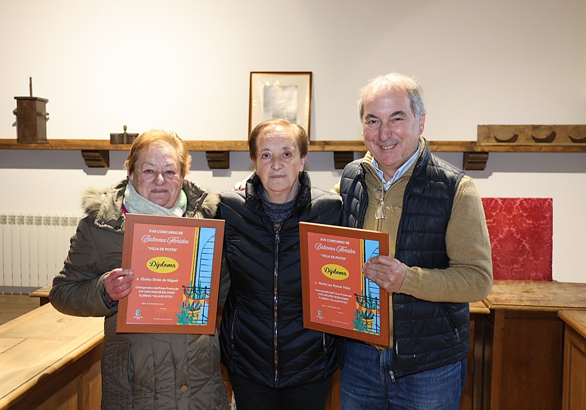 De izquierda a derecha, Eloína Terán, María Luz Fuente y el alcalde, Javier Gómez.