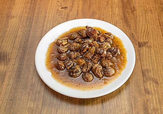 El guiso tradicional parte de un sofrito con ajo, cebolla, tomate y pimentón.