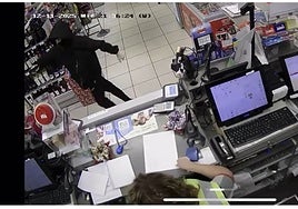 Uno de los detenidos atraca la gasolinera de Torres a punta de pistola, el miércoles de la semana pasada, en imágenes captadas por la cámara de seguridad.