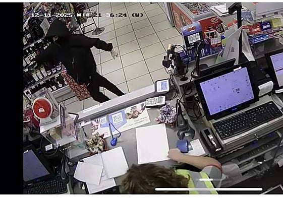 Uno de los detenidos atraca la gasolinera de Torres a punta de pistola, el miércoles de la semana pasada, en imágenes captadas por la cámara de seguridad.