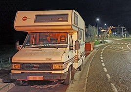 La autocaravana estacionada en Comillas, donde este viernes apareció el cadáver del hombre.