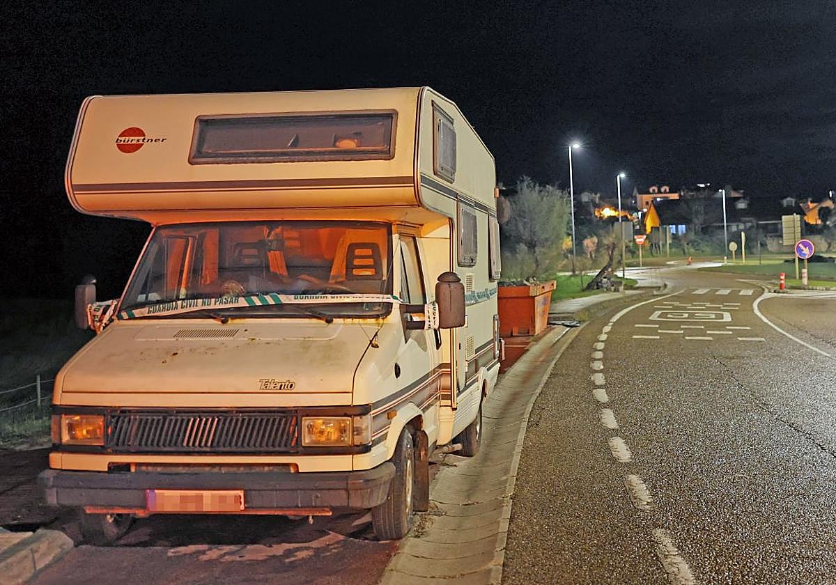 La autocaravana estacionada en Comillas, donde este viernes apareció el cadáver del hombre.