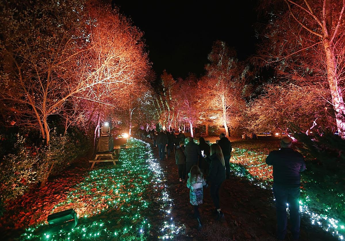 La luz, la ilusión y el espíritu navideño invadieron el año pasado el Parque mágico de la Navidad en Cartes.