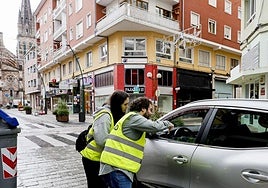 Trabajadores contratados para la campaña informan a un conductor en la calle Pablo Garnica, una de las vías peatonales con acceso limitado.