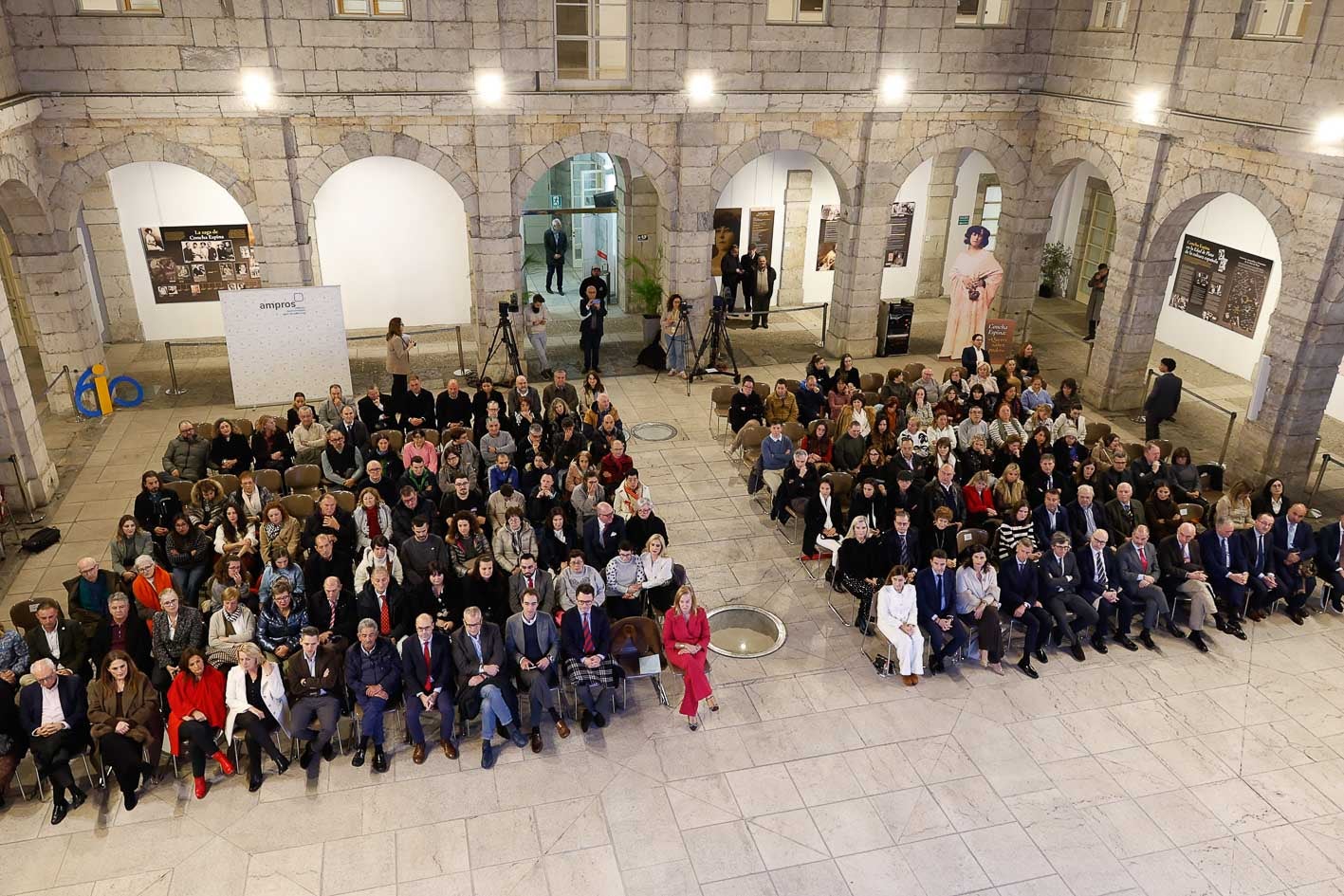 El patio del Parlamento de Cantabria fue el escenario escogido para celebrar el acto del 60 aniversario.