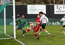 Solórzano, del Rayo, prueba suerte ante la portería de Pirot en La Planchada.