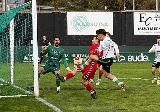Solórzano, del Rayo, prueba suerte ante la portería de Pirot en La Planchada.