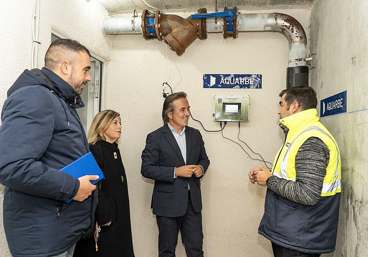 El alcalde de Camargo, Diego Movellán, conversa con el gerente de Aquarbe, Álvaro de Celis.