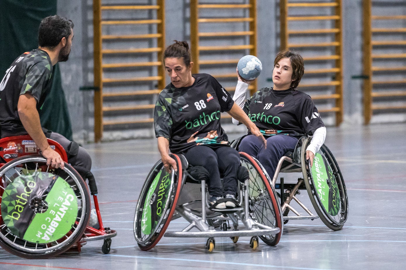 Marina Pereda lleva el balón mientras María Cruz Ruiz se cruza por delante para buscar hueco.