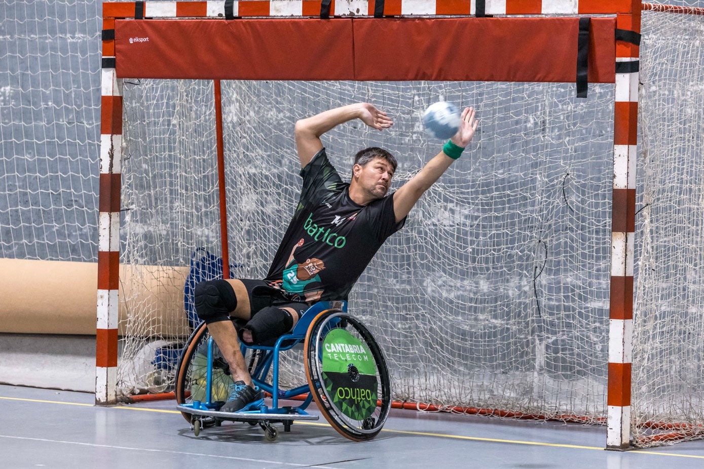 Óscar Laguna trata de detener el disparo