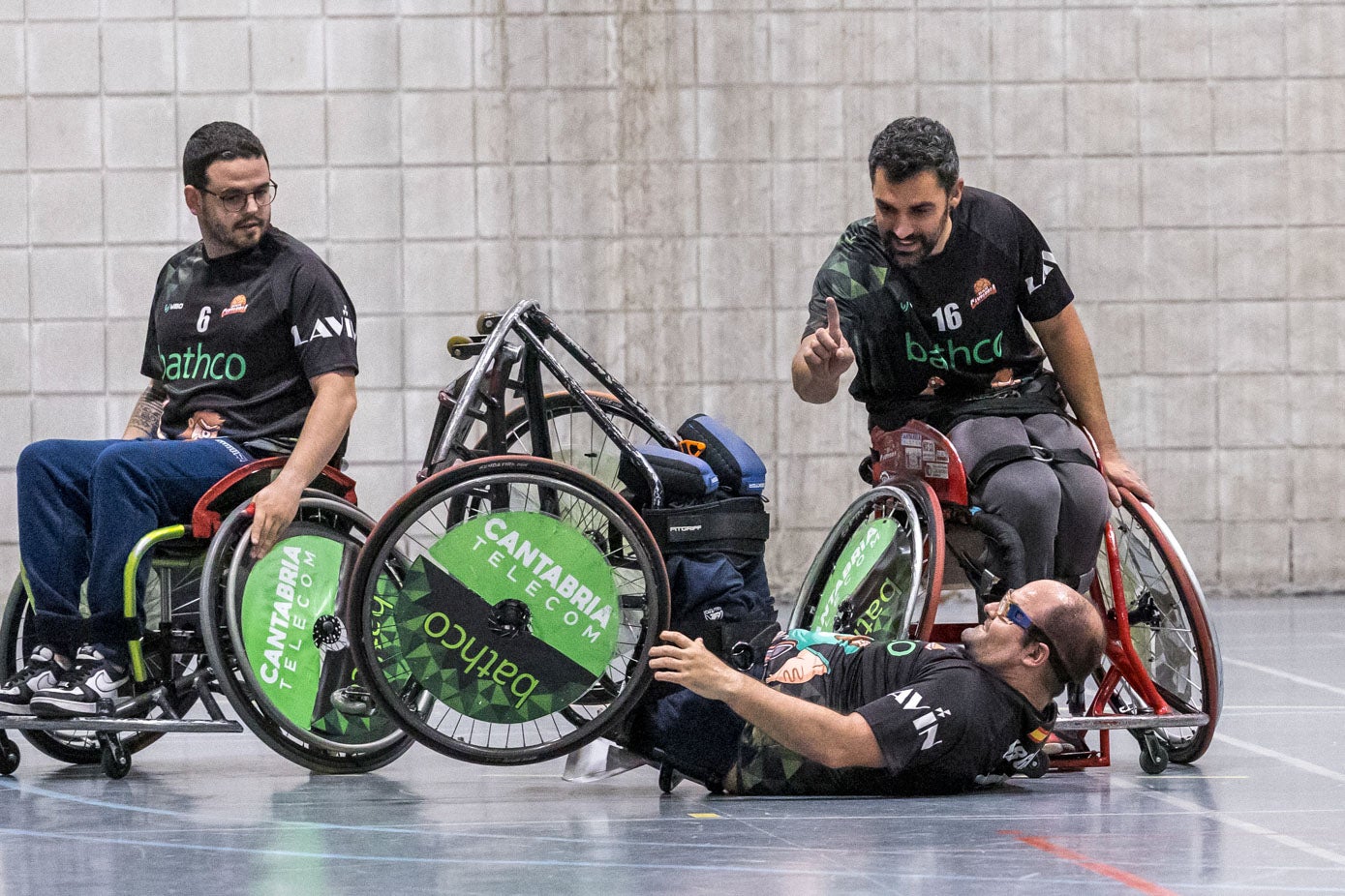 Sergio Herrera cae a la pista en un lance del juego