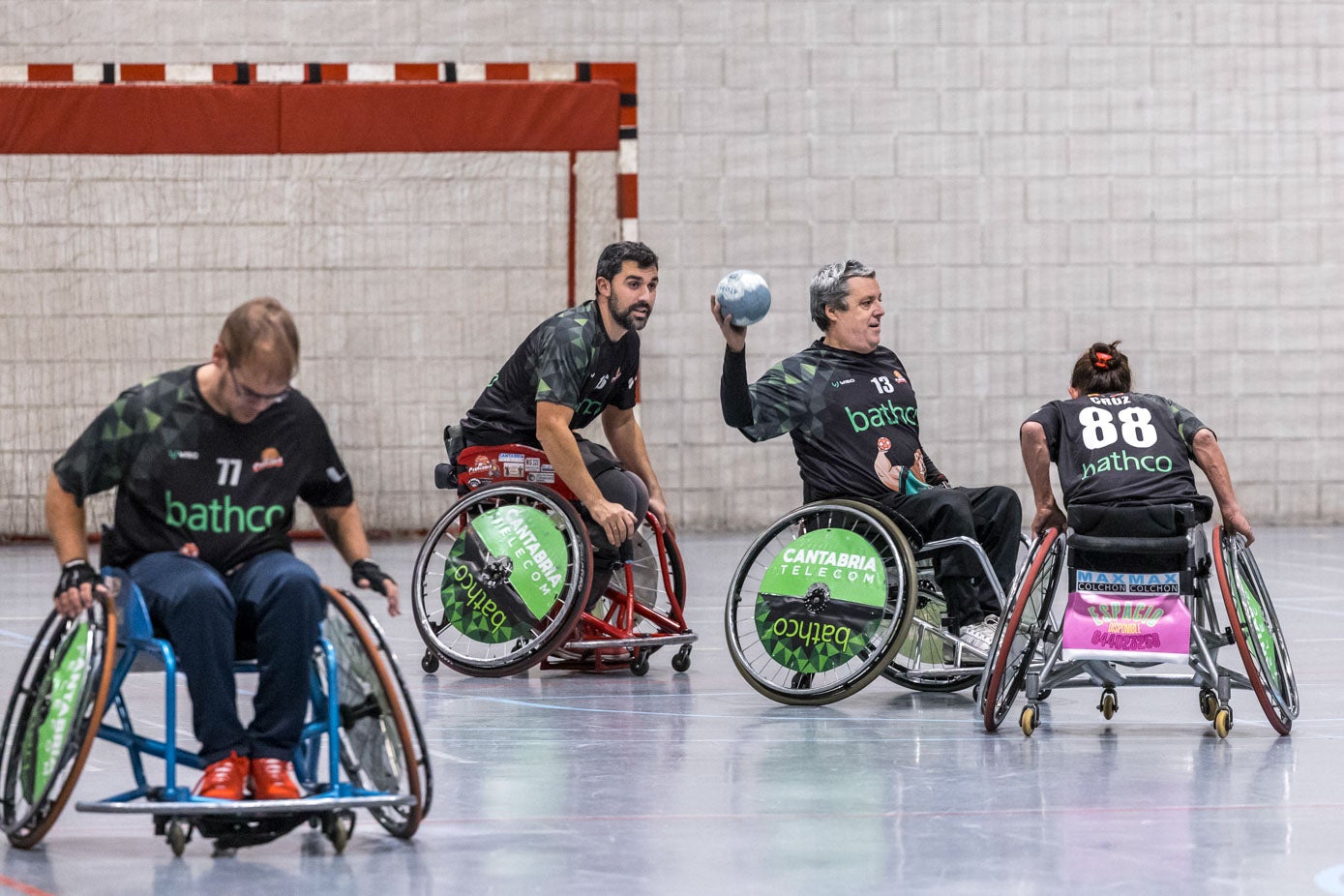 Juan Francisco Cerezo, con el balón, rodeado por Piti y María Cruz 