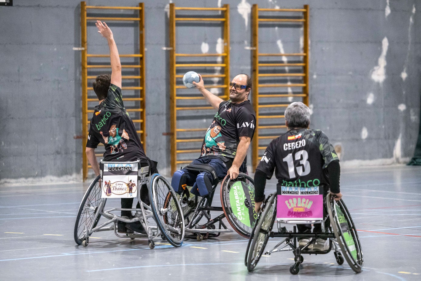 Sergio Herrera se prepara para el disparo mientras Elio Laguna intenta dificultar el lanzamiento y Juan Francisco Cerezo se acerca para cubrir espacios.