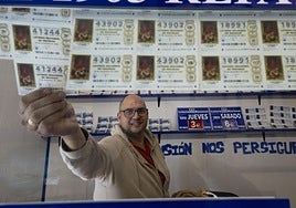 Los compradores de lotería de Navidad no esperan a los últimos días y ya compran sus décimos