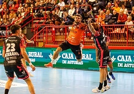 Álex Rubiño busca el ángulo de disparo mientras Paco Bernabéu intenta dificultar el lanzamiento.