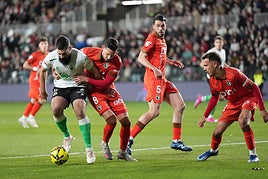 Asier Villalibre controla el balón.