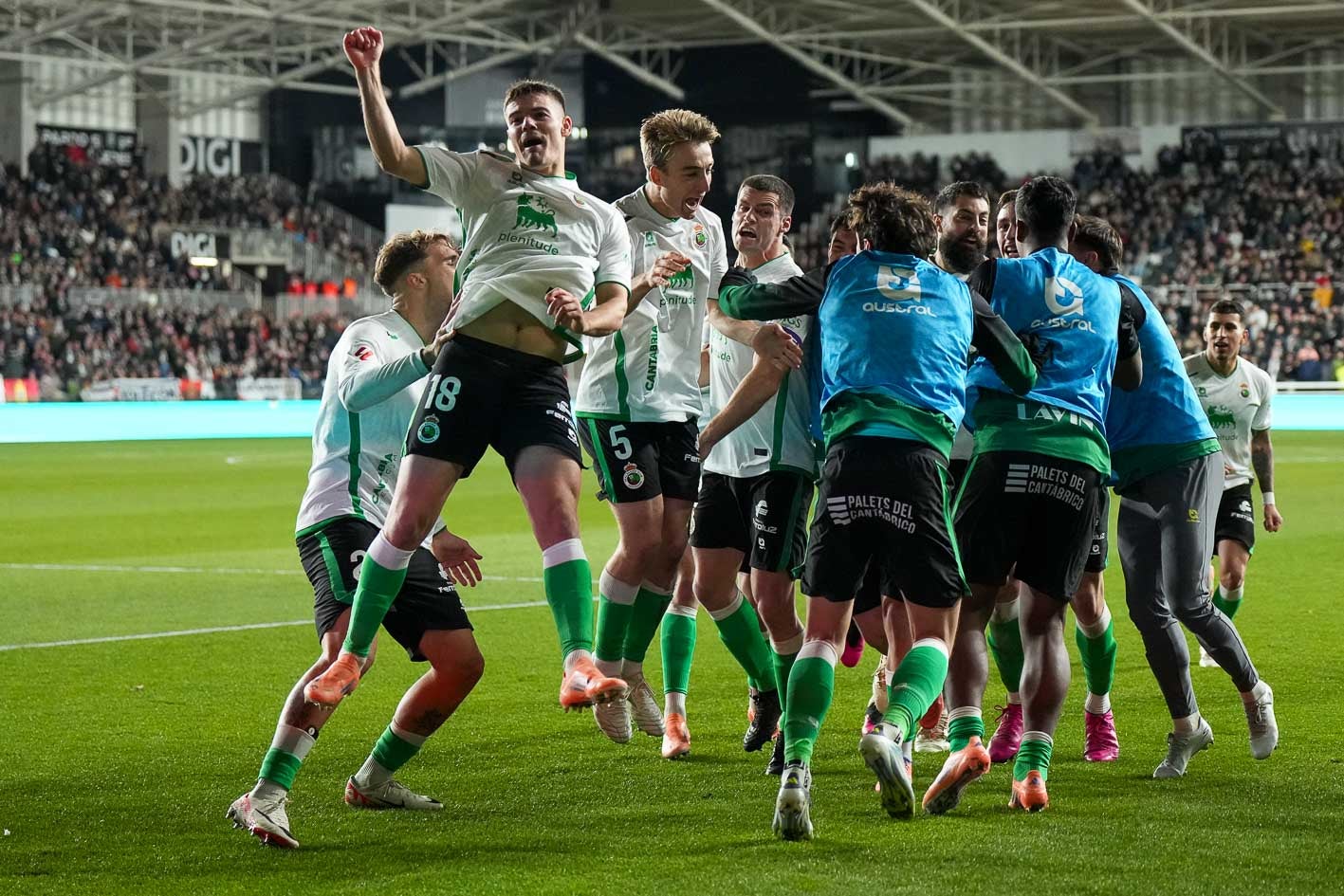 Los jugadores del Racing celebran el tanto de Villalibre. 