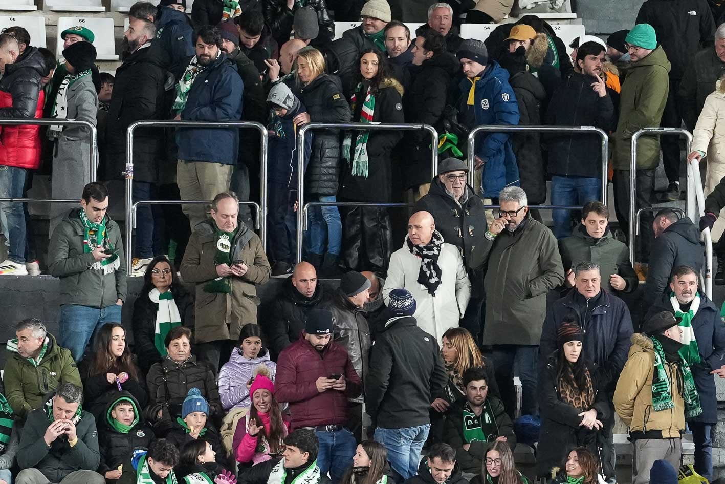 La directiva racinguista presenció el partido en la grada en solidaridad con la afición por los altos precios de las entradas impuestos por el Burgos. 