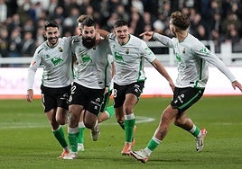 Los jugadores del Racing celebran el gol de Asier Villalibre