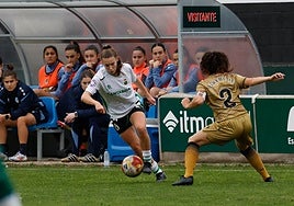 Aitana preparada par salir en carrera ante una jugadora del Real B