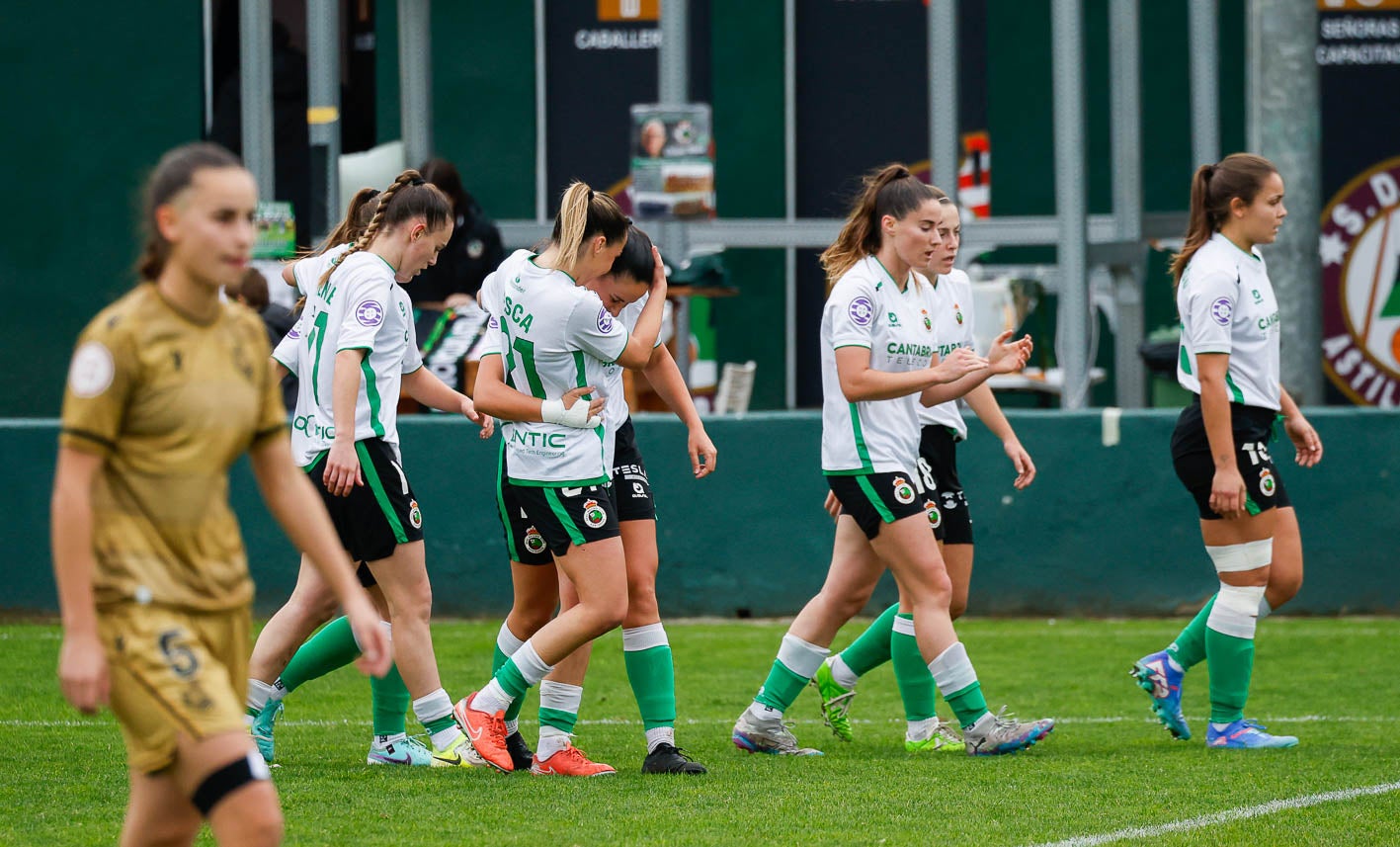 Las jugadoras del Racing felicitan a María Corbacho por su tanto