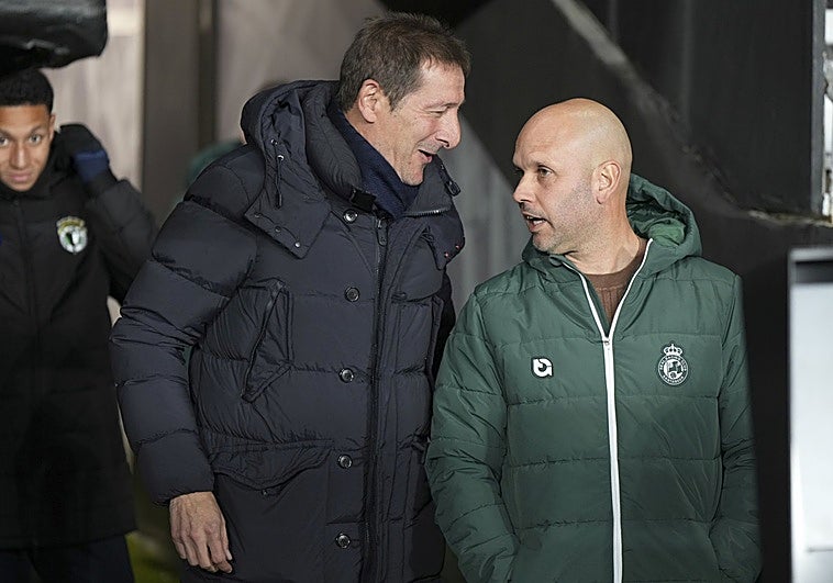 Ramis, a la izquierda, conversa con José Alberto antes del partido entre Burgos y Racing