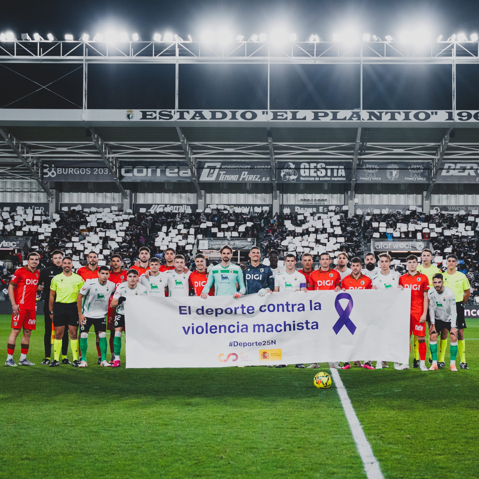 Los jugadores de ambos equipos posaron ante una pancarta contra la violencia machista. 